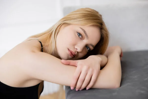 Retrato Mulher Loira Olhando Para Câmera Perto Sofá Embaçado — Fotografia de Stock