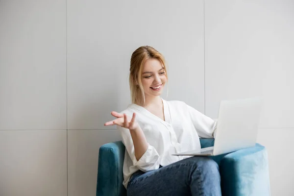 Freelancer Positivo Ter Chamada Vídeo Laptop Casa — Fotografia de Stock