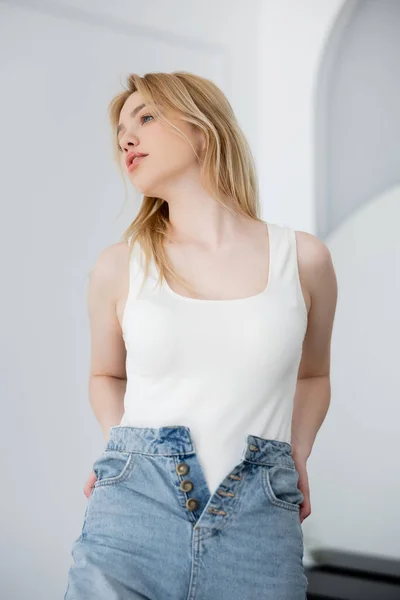 Retrato Mulher Loira Jovem Bodysuit Branco Jeans Olhando Para Longe — Fotografia de Stock