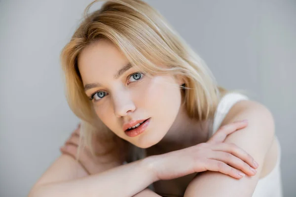 Portrait Jeune Femme Blonde Regardant Caméra Isolée Sur Gris — Photo