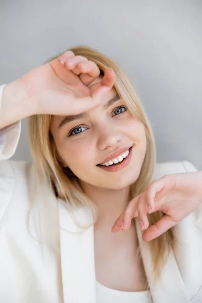 Mujer Joven Positiva Chaqueta Mirando Cámara Aislada Gris — Foto de Stock