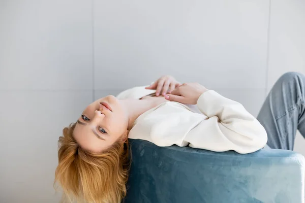 Mujer Con Estilo Chaqueta Posando Sillón Sala Estar —  Fotos de Stock