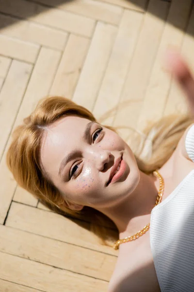 Vue Dessus Femme Souriante Avec Maquillage Paillettes Couché Sur Sol — Photo