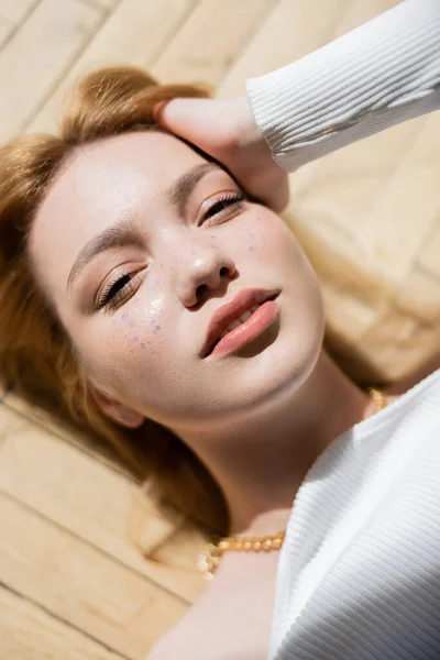 Visão Superior Jovem Com Maquiagem Brilhante Olhando Para Câmera Chão — Fotografia de Stock