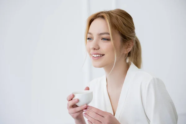 Mujer Joven Bonita Sosteniendo Taza Mirando Casa Imágenes De Stock Sin Royalties Gratis