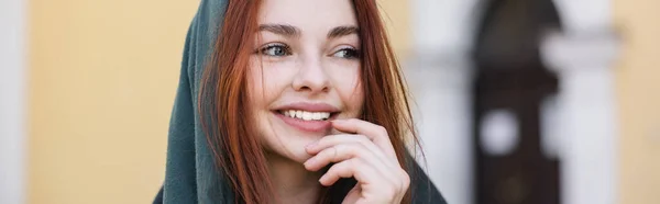 Ritratto di giovane donna gioiosa in velo sorridente mentre distoglie lo sguardo, striscione — Foto stock