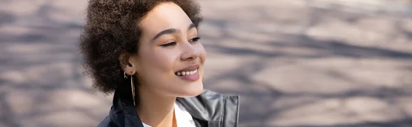 Soleil sur le visage de femme afro-américaine positive en veste, bannière — Photo de stock