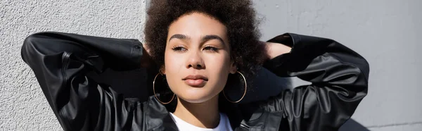 Sole sul viso della giovane donna afroamericana in giacca, banner — Foto stock