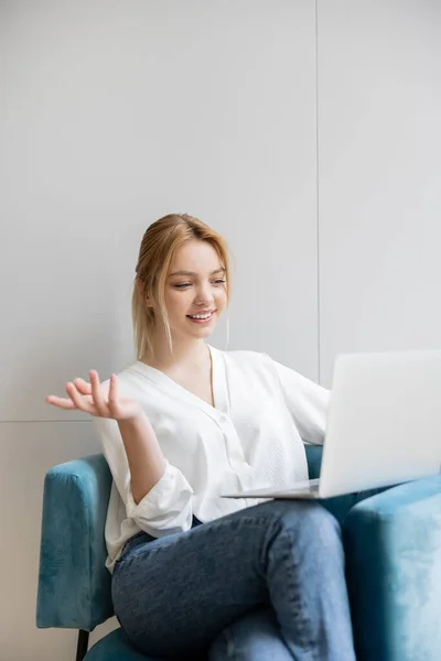 Fröhlicher Freiberufler beim Videoanruf am heimischen Laptop — Stockfoto