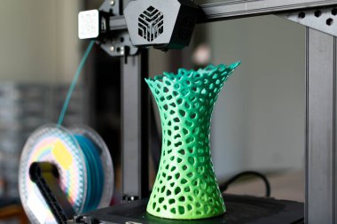 3d printing of a vase with multicolored pla filament