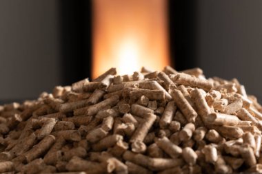 Modern yerli pelet sobası, alevli granüller.