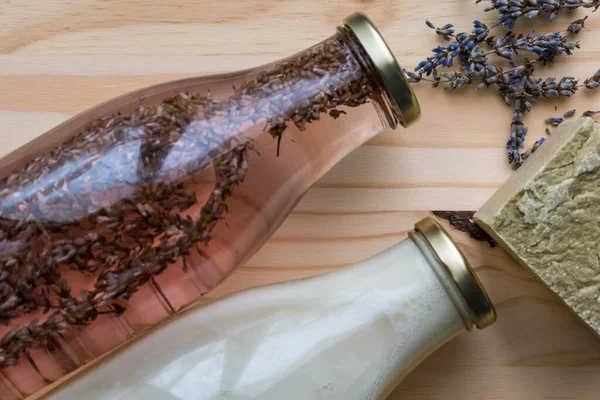 Ev yapımı çamaşır deterjanı, DIY, lavanta, sıfır atık, çevre dostu, rendelenmiş sabun, çamaşır ve temizlik için doğal ürün, biyoçözünür Marsilya zeytinyağı sabunu ve sirke.