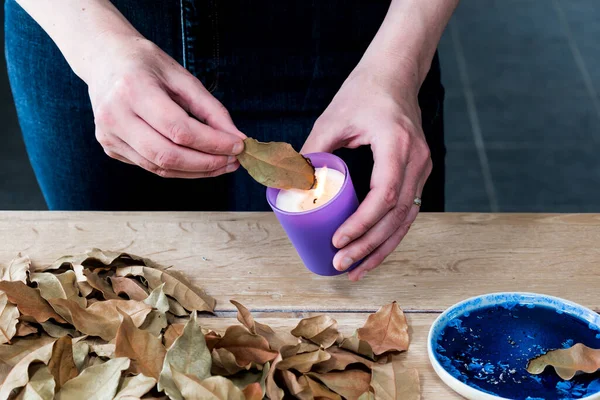 Kadın defne yaprağı yakıyor, aromaterapi laurus nobilis, rahatlama ve arındırma faydaları