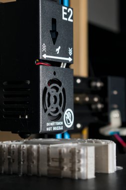 3D yazıcı gri çözünebilir PLA filament, ekofil, 3D nesne içeren bir model yazdırıyor