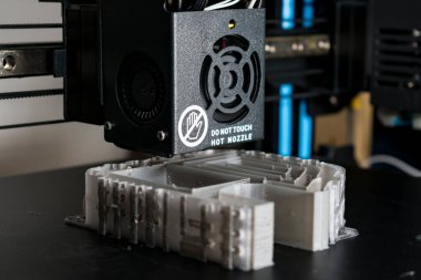 3D yazıcı gri çözünebilir PLA filament, ekofil, 3D nesne içeren bir model yazdırıyor