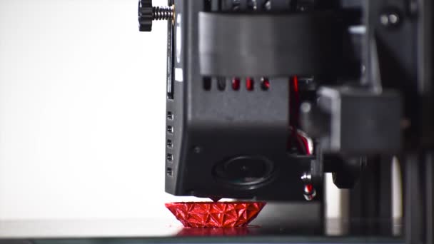 Timelapse Una Impresora Que Imprime Huevo Poligonal Rojo — Vídeos de Stock