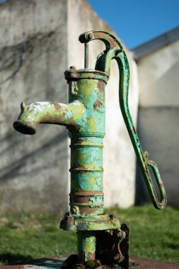 Bahçedeki bir kuyuya su pompalamak, suyu sulamak ve biriktirmek, kırsal alan