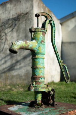 Bahçedeki bir kuyuya su pompalamak, suyu sulamak ve biriktirmek, kırsal alan