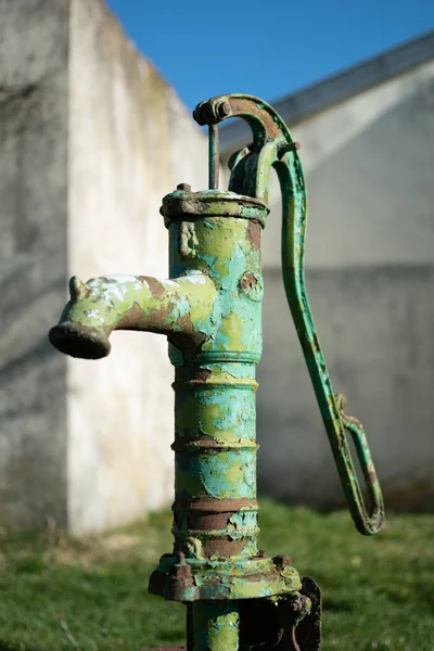 Pompa Acqua Vecchia Mano Pozzo Giardino Irrigazione Risparmio Idrico Ambiente — Foto Stock