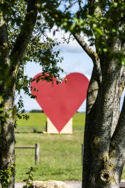 Kırsal tutku kavramı, tarlaların ortasında büyük kırmızı bir kalp.