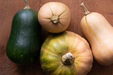 Masadaki kabak çeşitleri: tereyağı, pattypan, balkabağı