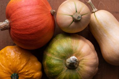 Masadaki kabak çeşitleri: tereyağı, pattypan, balkabağı