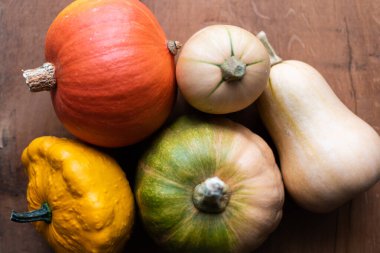 Masadaki kabak çeşitleri: tereyağı, pattypan, balkabağı