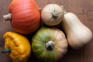 Masadaki kabak çeşitleri: tereyağı, pattypan, balkabağı