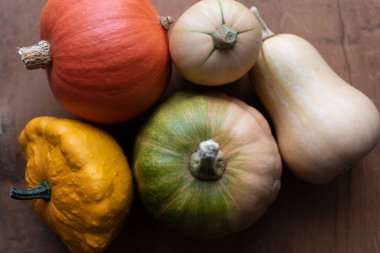 Masadaki kabak çeşitleri: tereyağı, pattypan, balkabağı