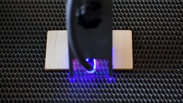 Gravação Laser Diodo Corte Modelo Coração Poligonal Madeira — Vídeo de Stock