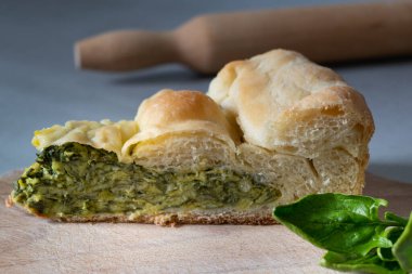 Ispanaklı turta, geleneksel Sırp yemeği.