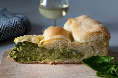 Ispanaklı turta, geleneksel Sırp yemeği.