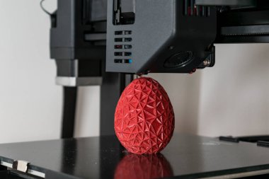 Kırmızı çokgen yumurta yazdıran 3D yazıcıyı kapat