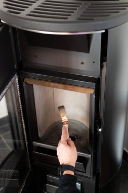 Adam fırçayla topağı temizliyor.