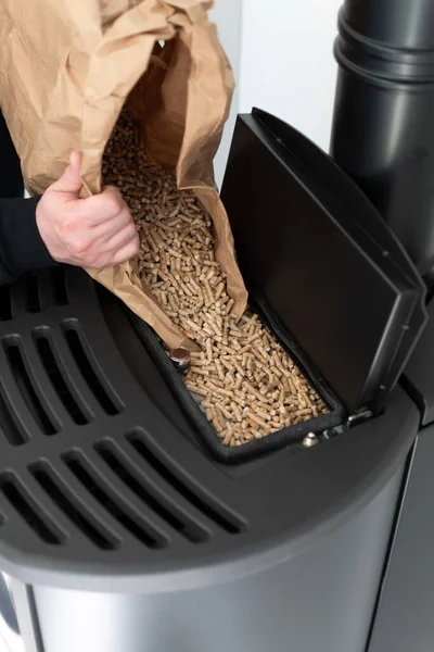 Adam taneli sobayı granül torbasıyla dolduruyor.