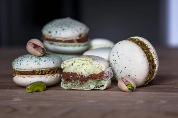 Homemade Pistachio Chocolate Macaroons Stacked Wooden Table Pistachio Nuts — Stock Photo, Image