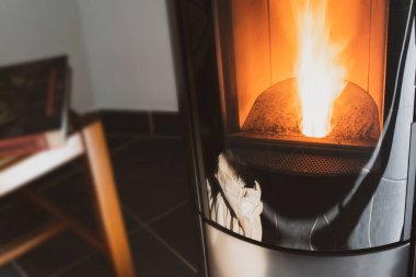 Modern yerli pelet sobası, alevli granüller.