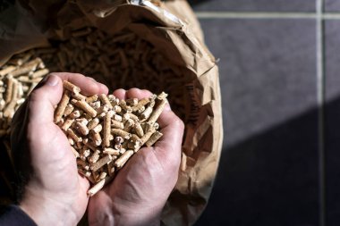 Kraft torbasını ellerinle topla.