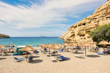 Öğlen Girit 'teki Matala Sahili Mağaraları