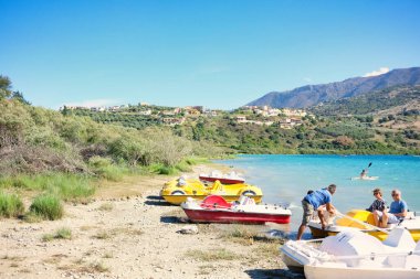 Girit, Kournas Gölü sahilinde Pedal Tekneleri