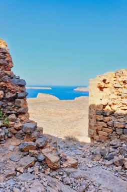 Gramvousa Adası 'ndaki antik duvarların ötesine bak