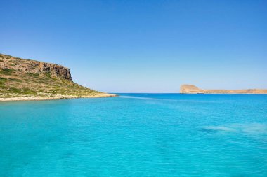 Kissamos sahilindeki gramofona doğru gidiyor.
