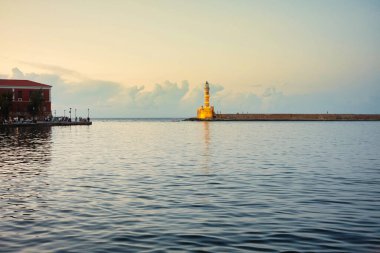 Heraklion körfezinde gün batımı eski deniz fenerini aydınlatır