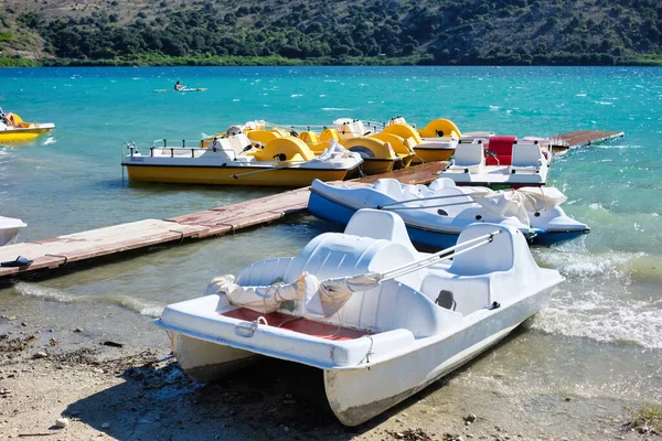 Darsena Barca Sul Lago Kournas Con Pagaia Barche Colorate — Foto Stock