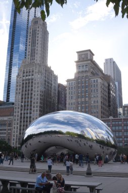 Chicago 'daki kulelerin önündeki Bulut Kapısı