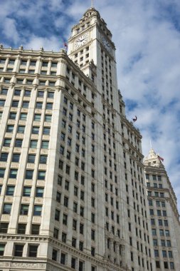 Mavi gökyüzü olan Wrigley Binası