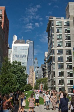 NEW YORK - CIRCA EPTEMBER, 2017: İnsanlar Manhattan 'daki High Line' da sıcak yaz dönüşünün tadını çıkarıyor