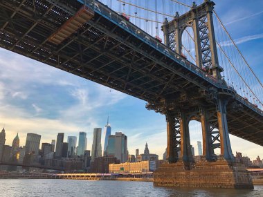 NEW YORK - 4 HAZİRAN 2022 Manhattan Köprüsü Manhattan Kanal Köprüsü 'nü Brooklyn şehir merkezine bağlıyor