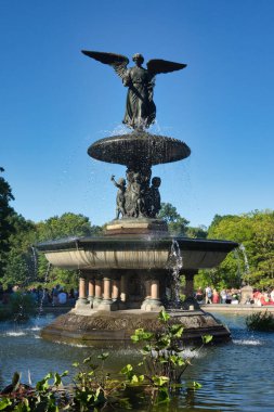 NEW YORK - CIRCA EPTEMBER, 2017: Su Meleği sıcak bir öğleden sonra insanları izliyor