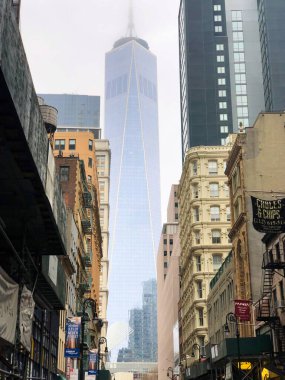 NEW YORK - 31 Aralık 2021: One World Trade Tower sabah sisi ile kaplandı
